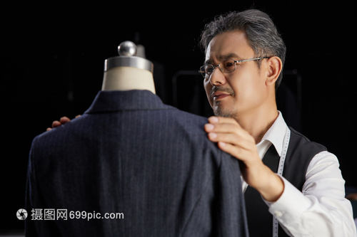 中年服裝設(shè)計師調(diào)整服裝版型